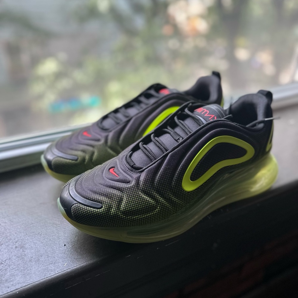 Nike Men's Black and Volt Air Max 720 Sneakers